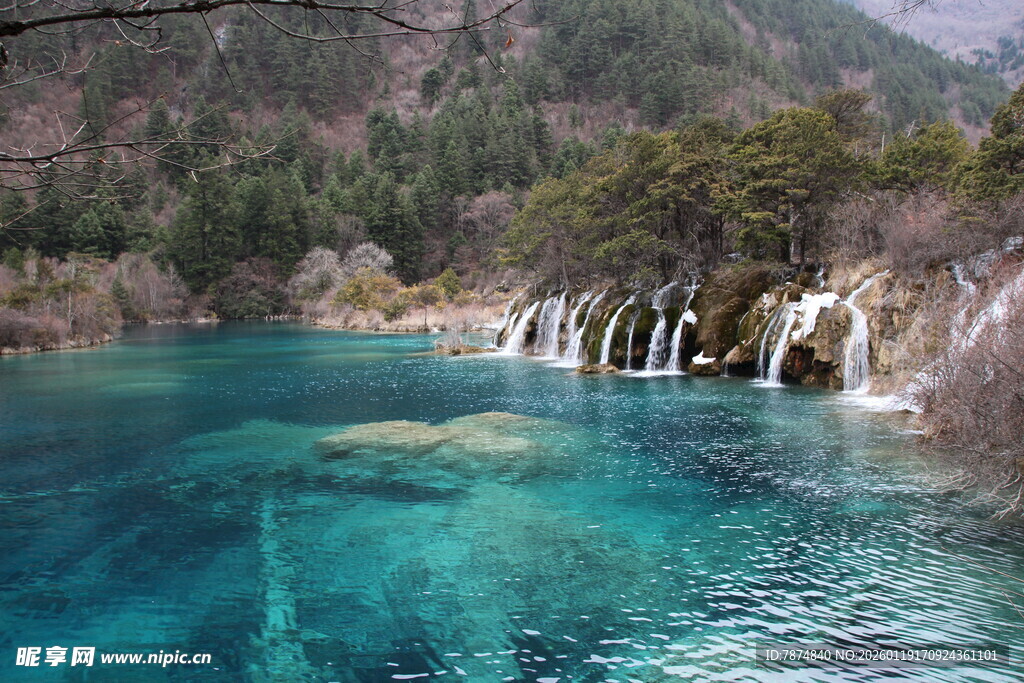 九寨沟蓝绿色湖水瀑布美景