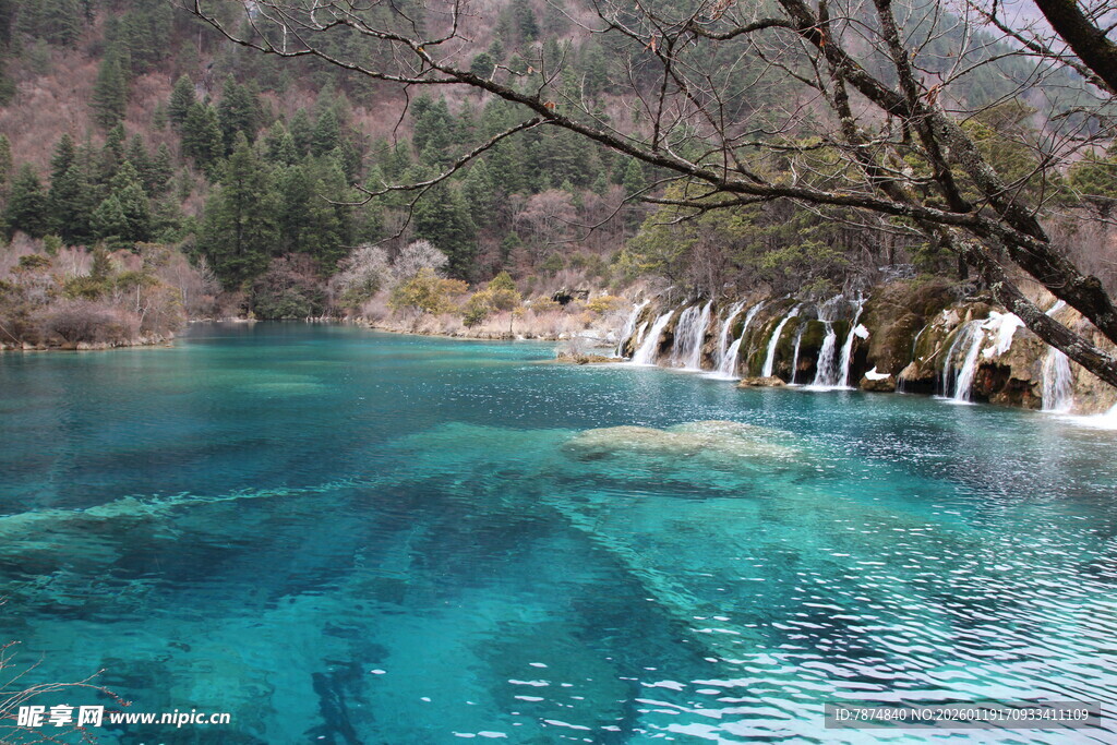清澈蓝湖与山间瀑布美景