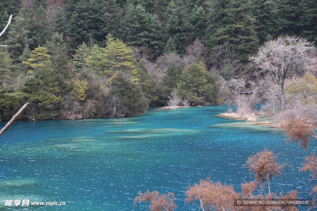 梦幻蓝湖之山林绝美风光