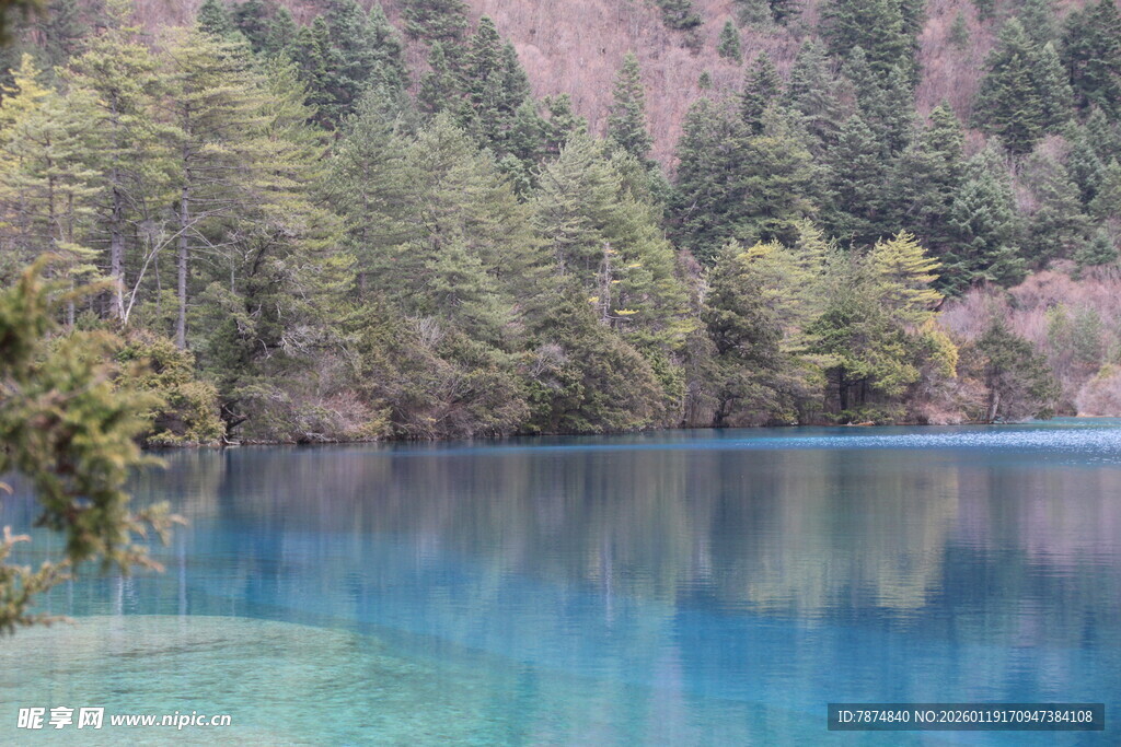 梦幻蓝湖伴葱郁山林