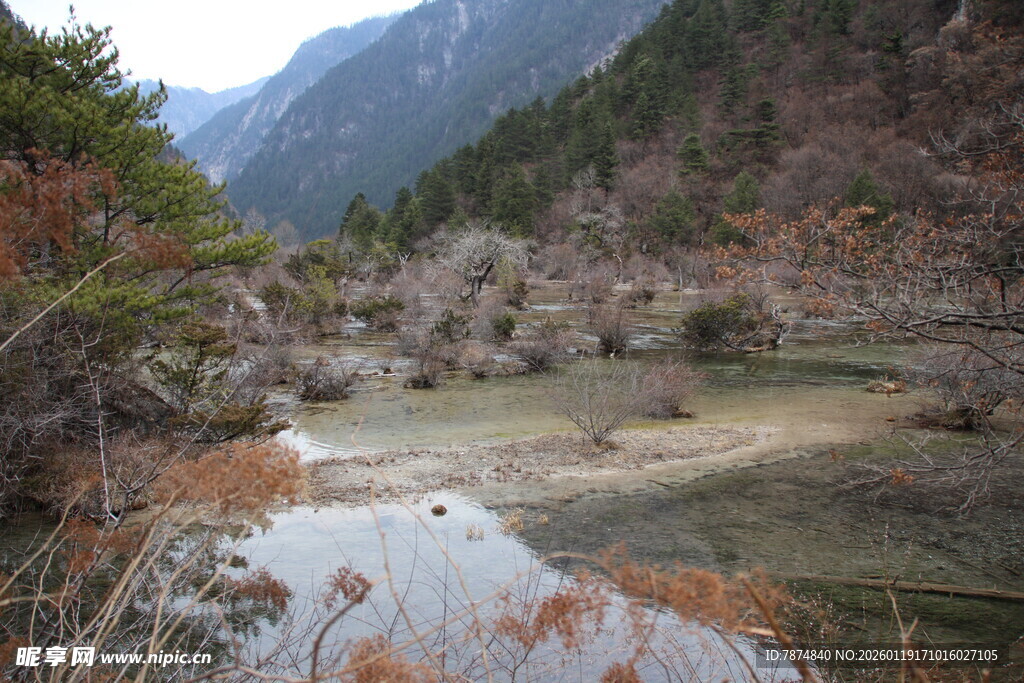 山间静谧水域风景