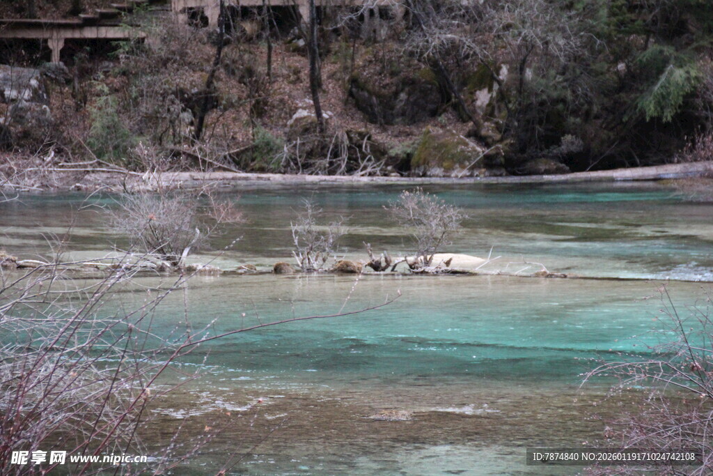 美丽清澈的自然湖泊景观