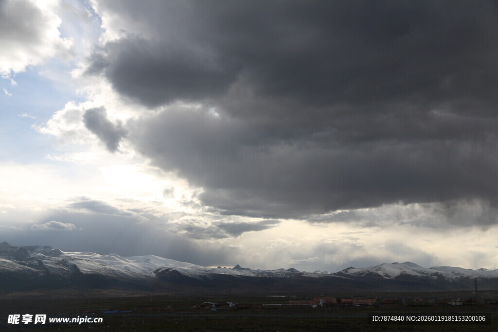 乌云密布的天空景象