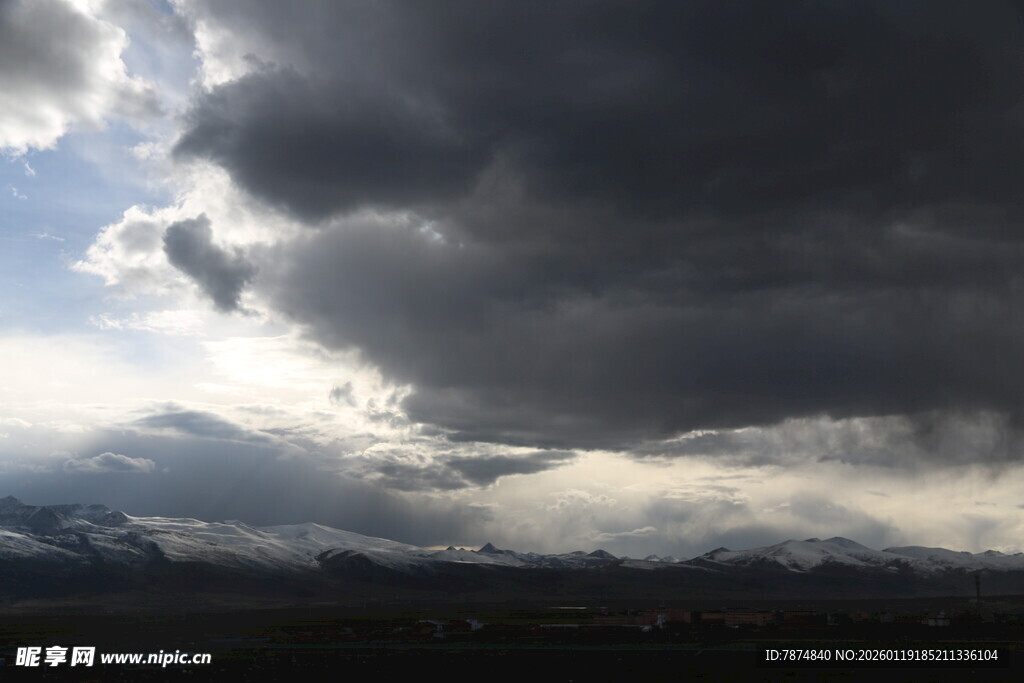 乌云密布的壮丽天空景观