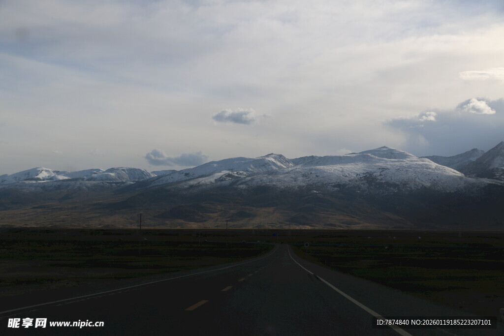 公路尽头的雪山风景