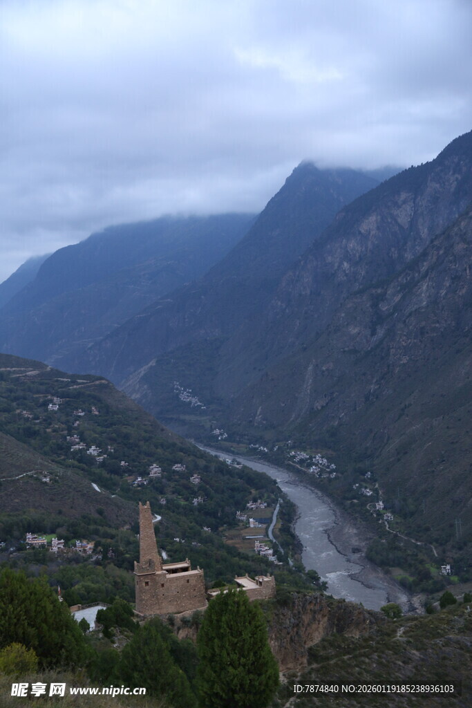 山间河谷风景图