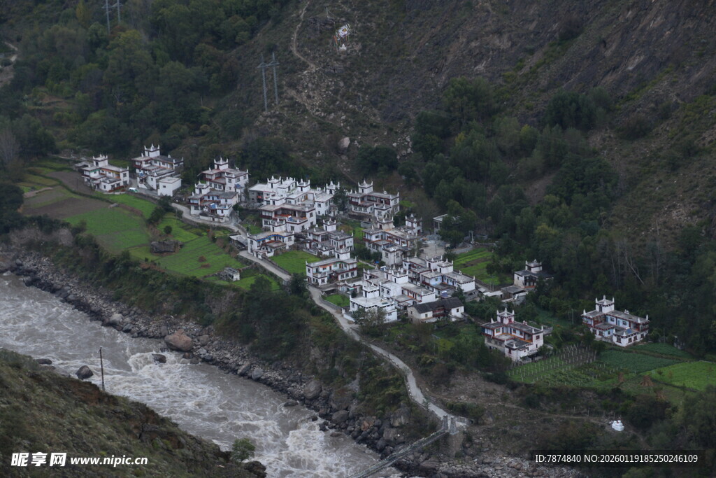 山谷中的静谧村落