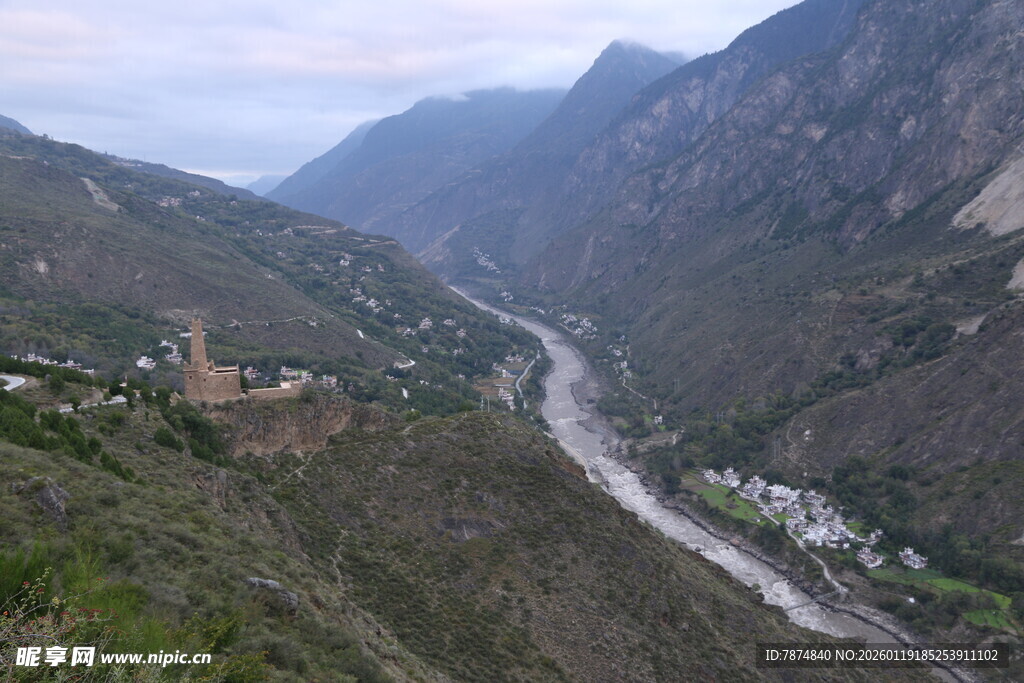 山谷间蜿蜒河流与村落