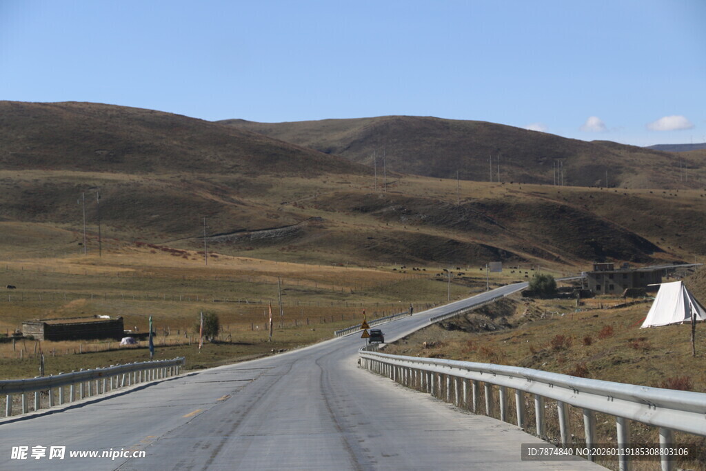 蜿蜒公路穿行于开阔原野