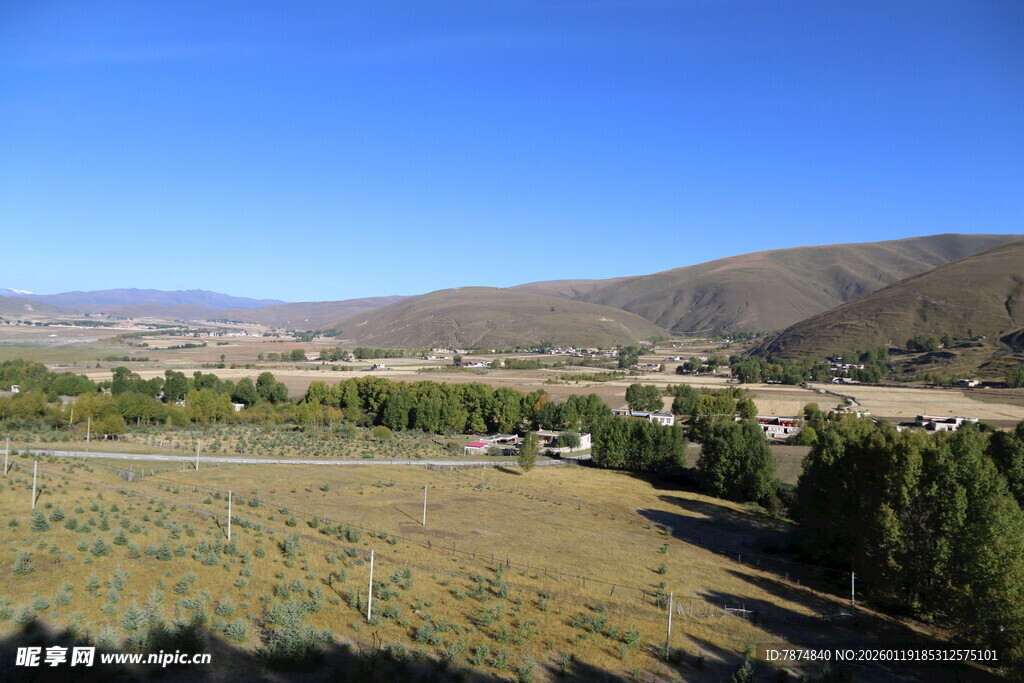 山间开阔地风景