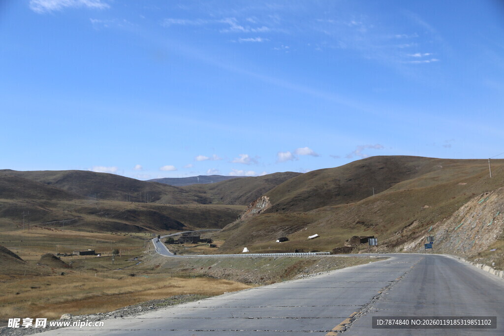 空旷公路延伸至远方