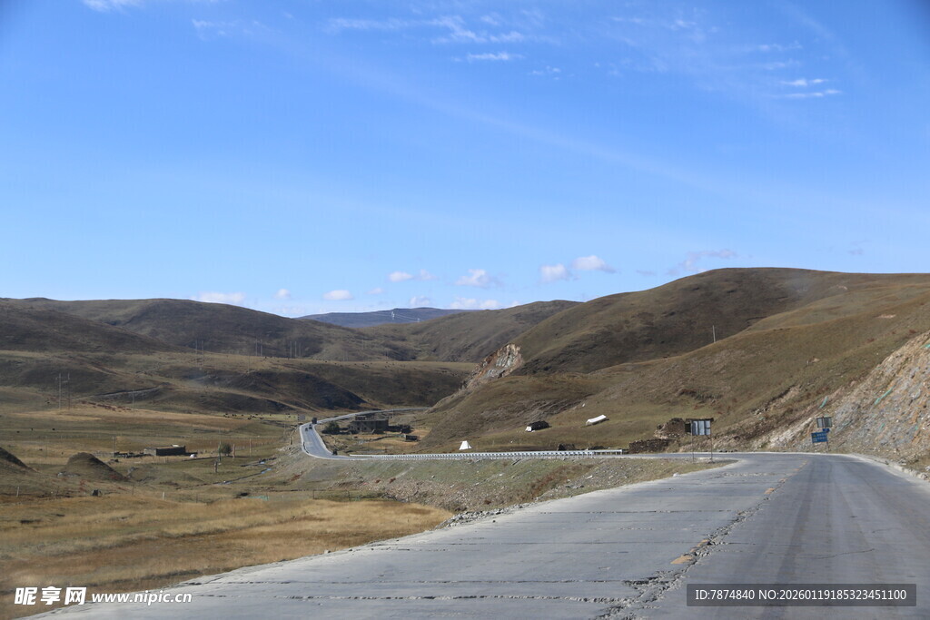 蜿蜒公路穿行于山间景色