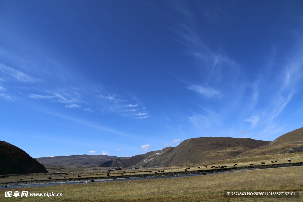 蓝天草原远山美丽风光