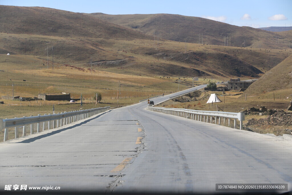 蜿蜒公路穿行于山间
