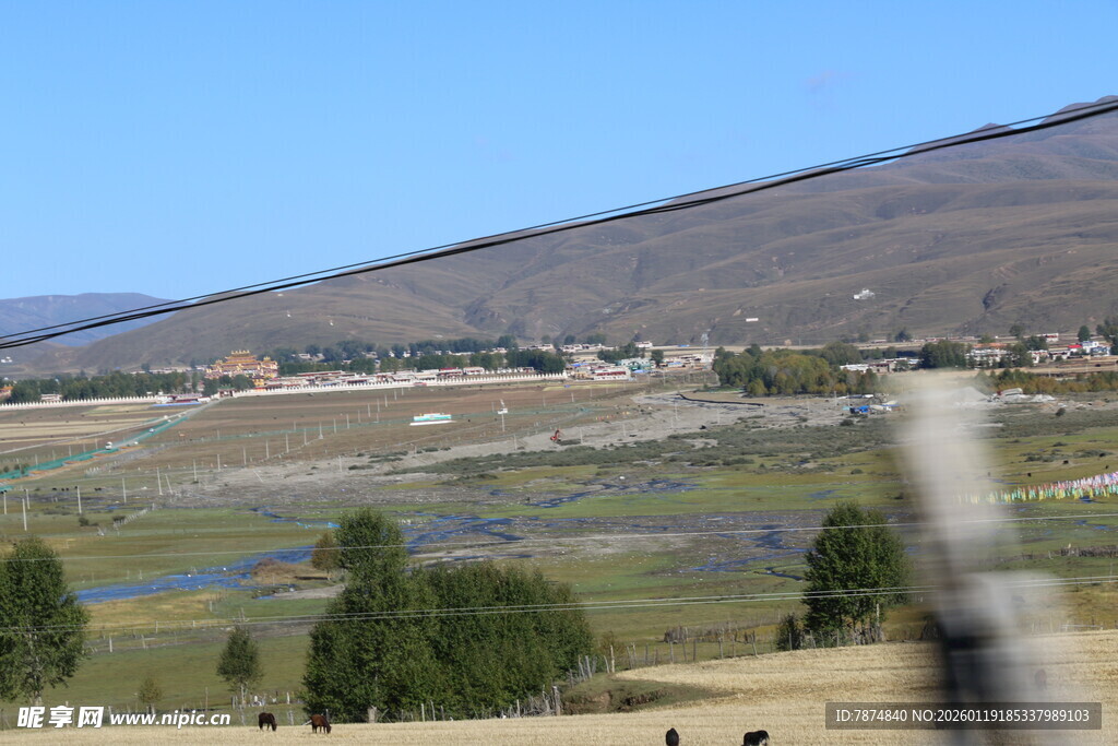 山间开阔田园风光景色