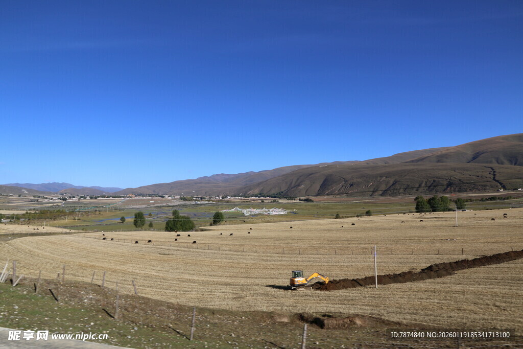 广阔田野与远山风景
