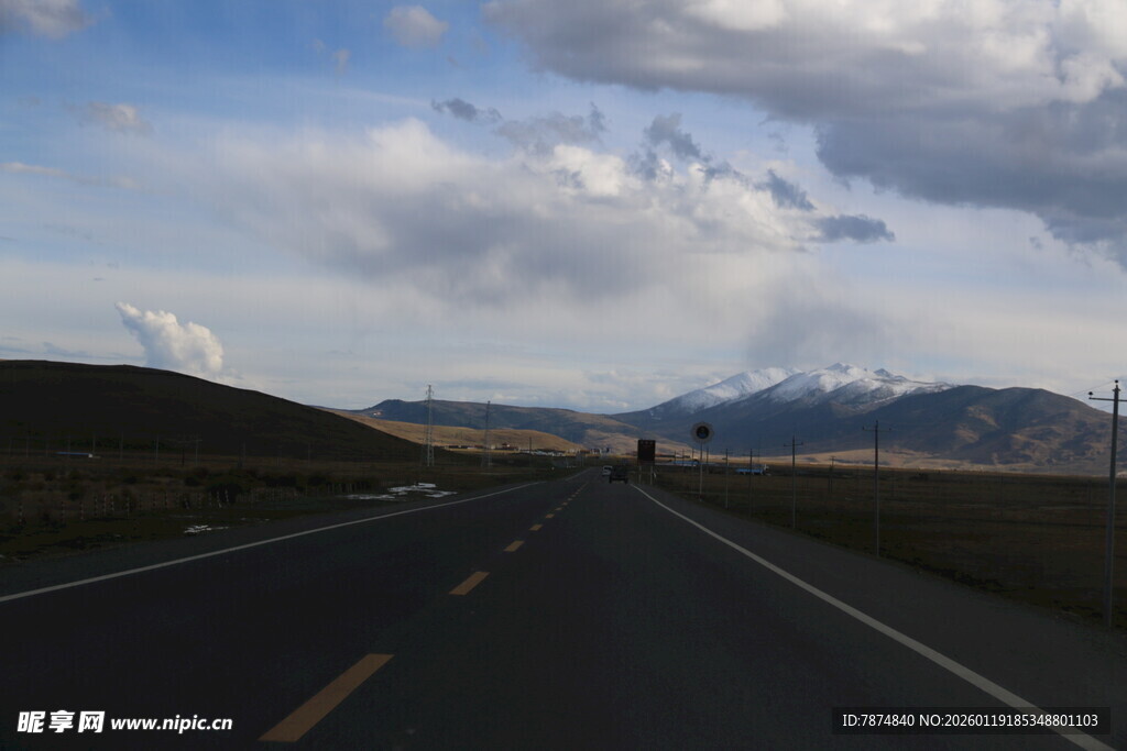公路伸向远方的壮美风景