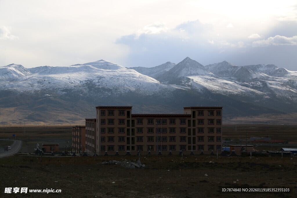 雪山下的多层建筑