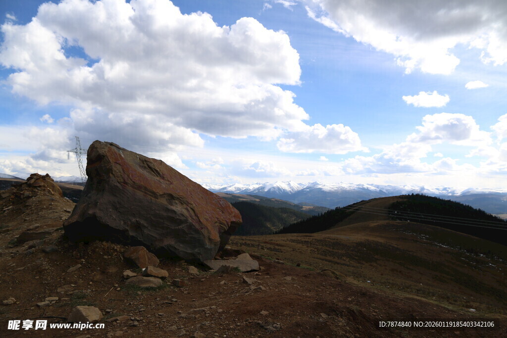 山间巨石与蓝天白云美景