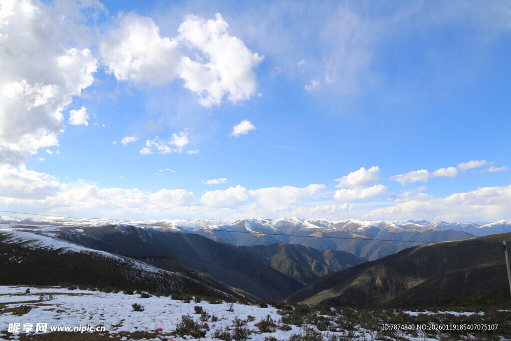 雪山蓝天壮丽山间美景