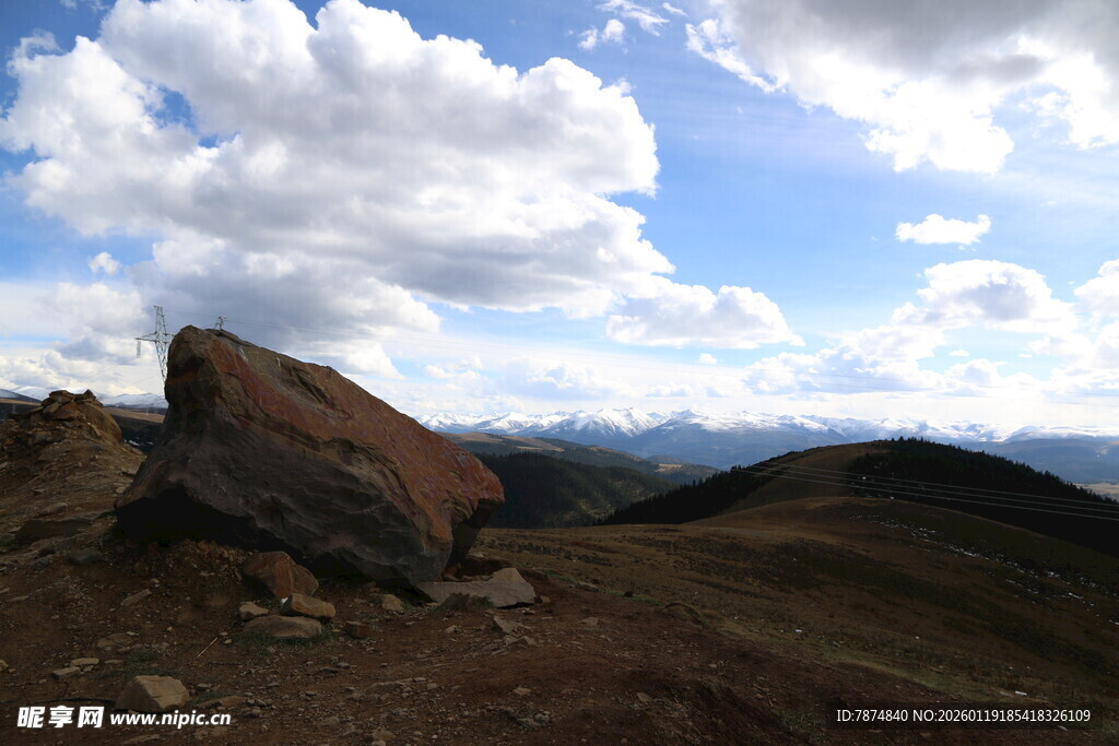山间巨岩与蓝天白云美景