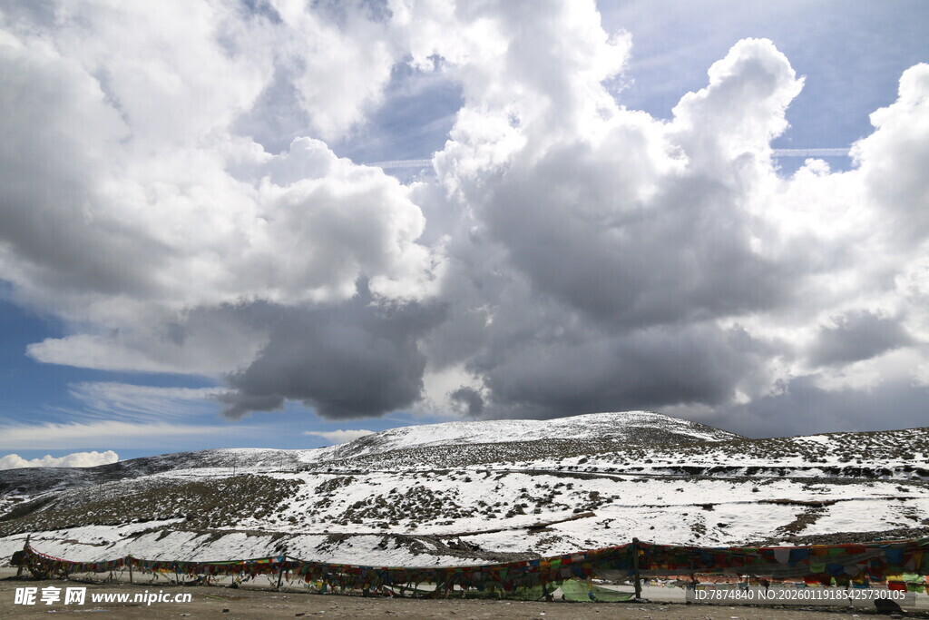 雪山之上的壮丽云层