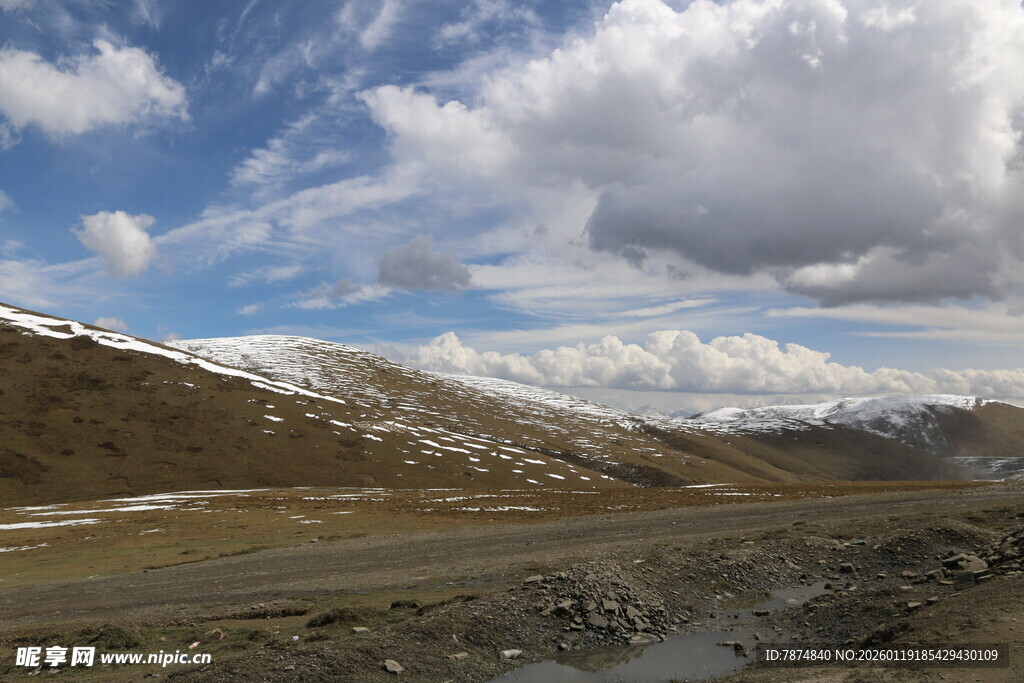 雪山下的开阔公路风景