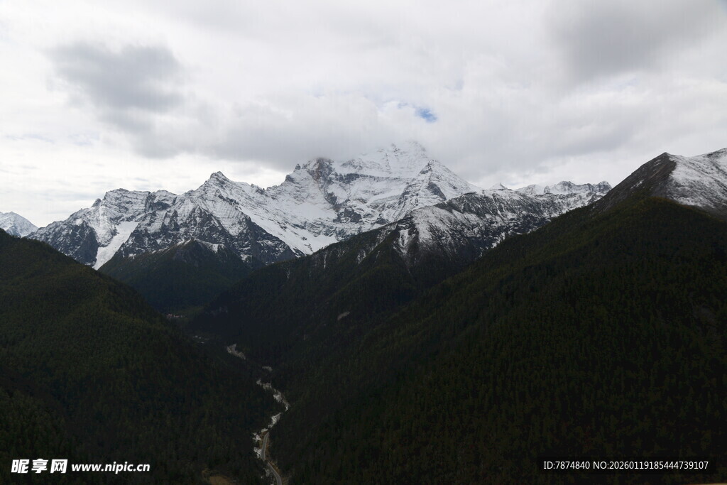 雪山环绕的山谷景观