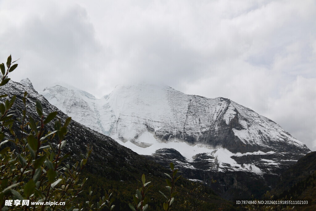 雪山云雾间的自然景致