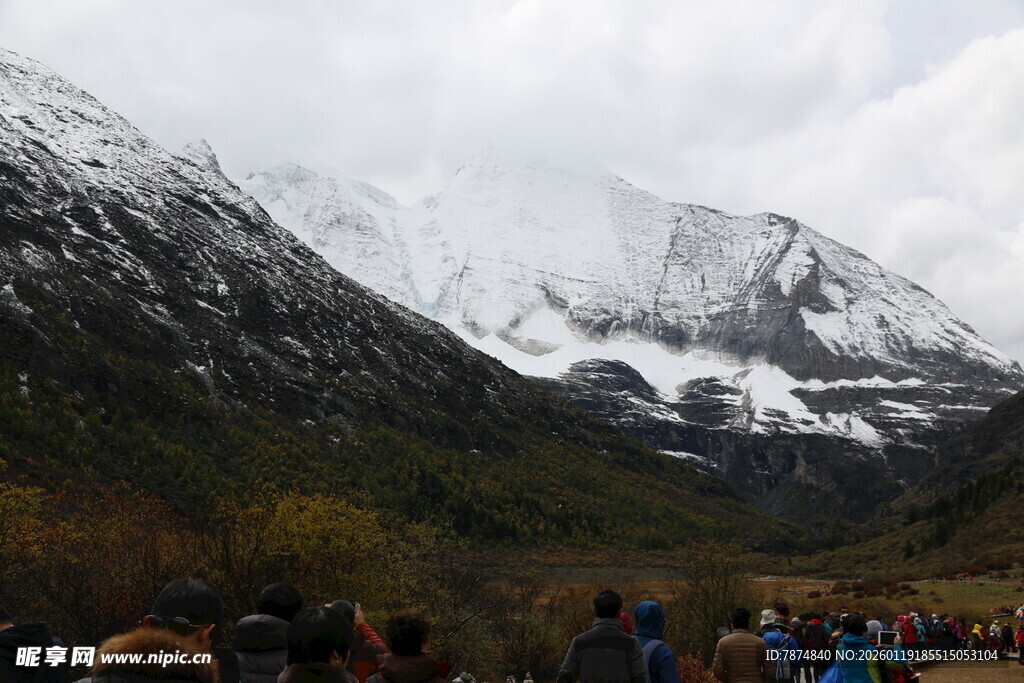 雪山下的人群景观
