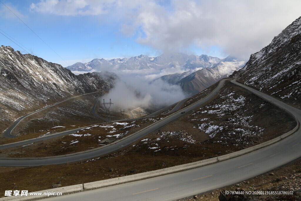 山间蜿蜒公路美景