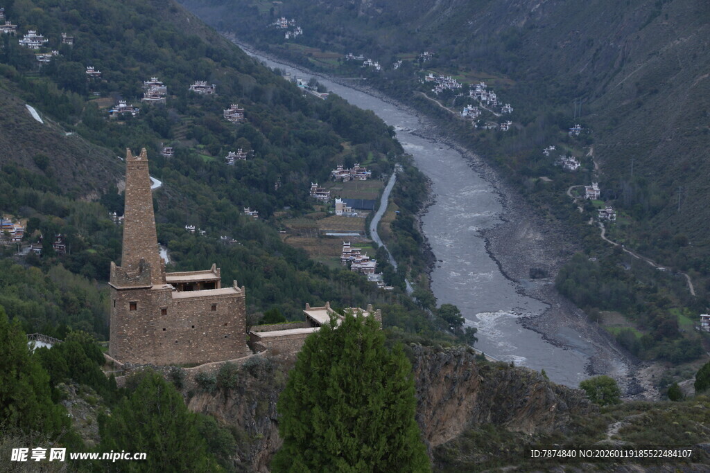 山间河畔的古老建筑