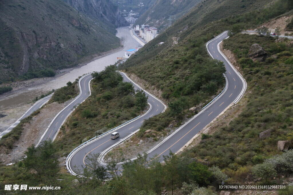 蜿蜒山间公路美景