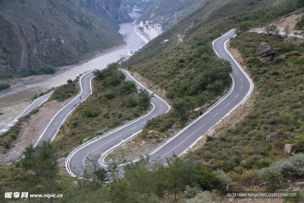 山间蜿蜒公路美景