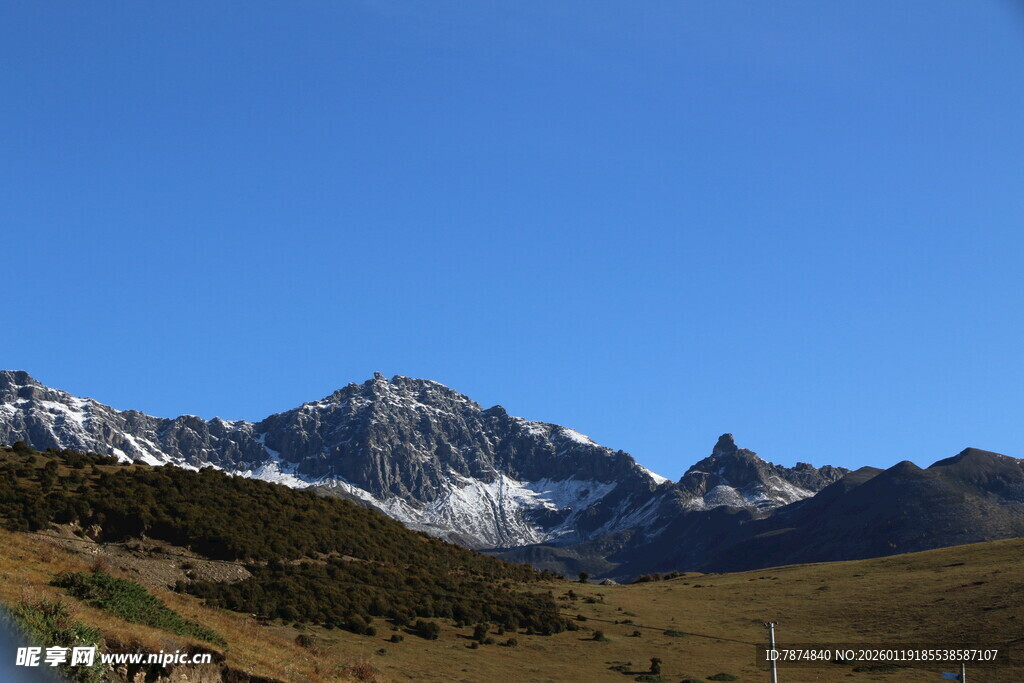 壮丽山景 蓝天白云下的风光