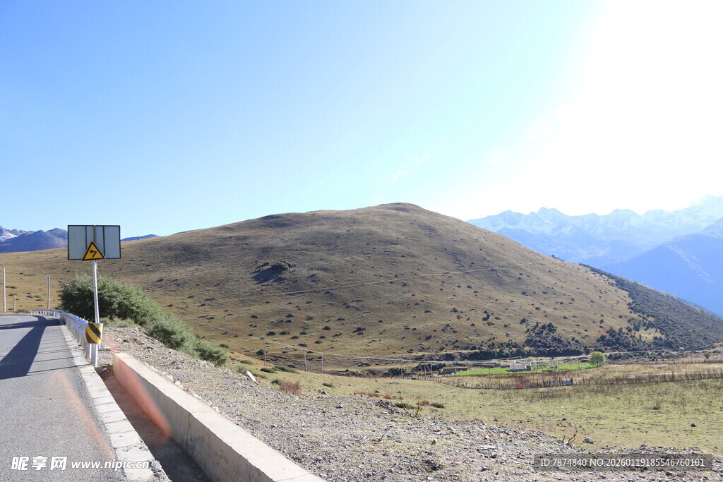 公路旁的开阔山地景观