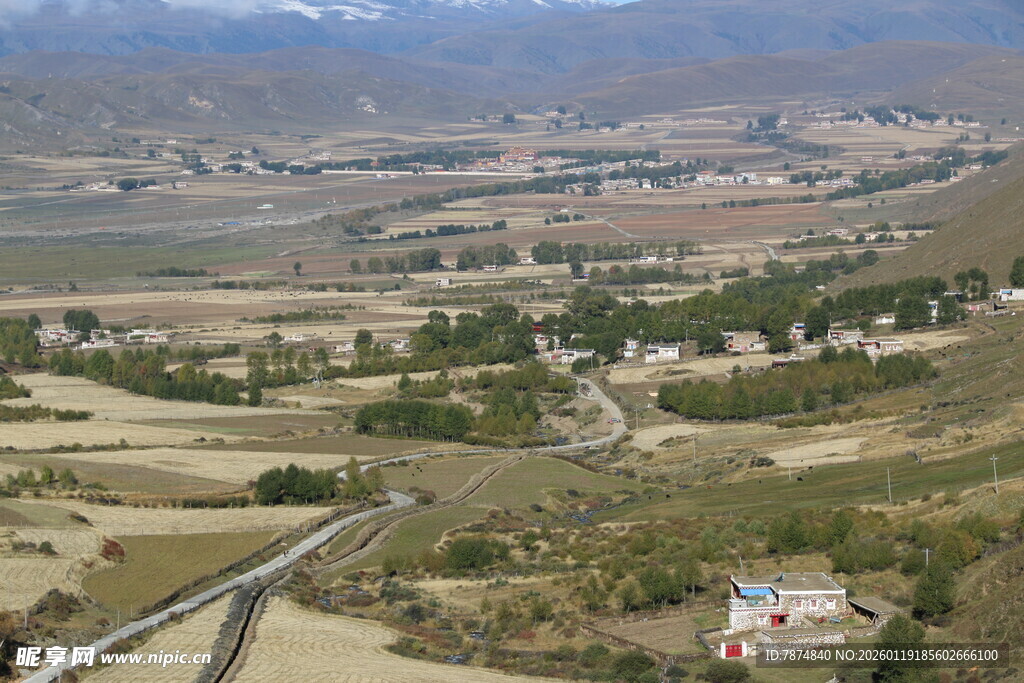 俯瞰乡村田野风光