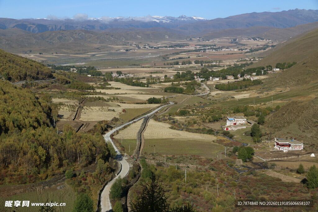 山间蜿蜒公路与广袤田野