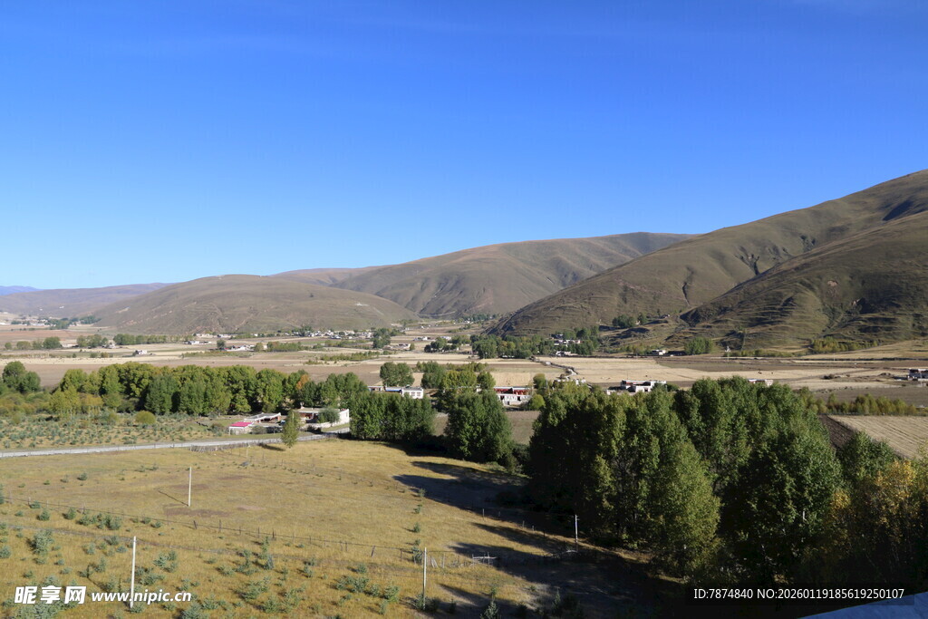 草原山林间的开阔景致