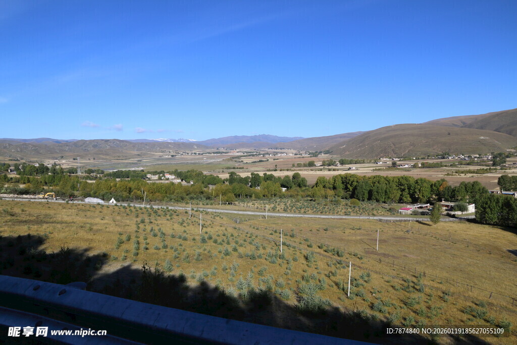广阔草原与远处山峦风光
