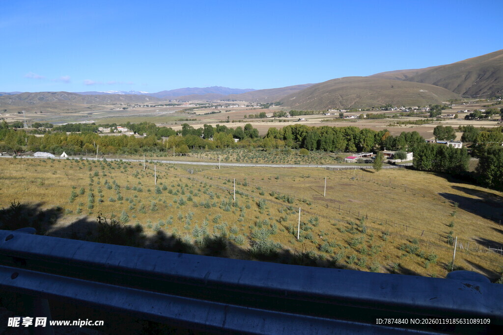 乡村开阔田野风景图