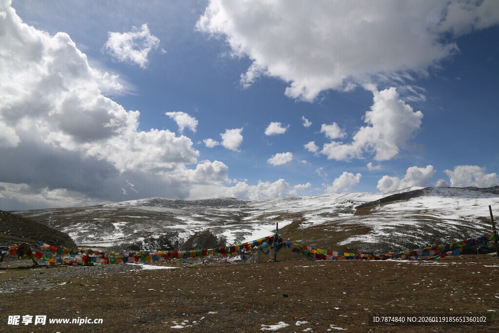 雪山下的开阔风景