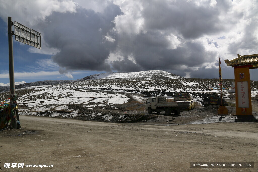 雪山下的停车场景