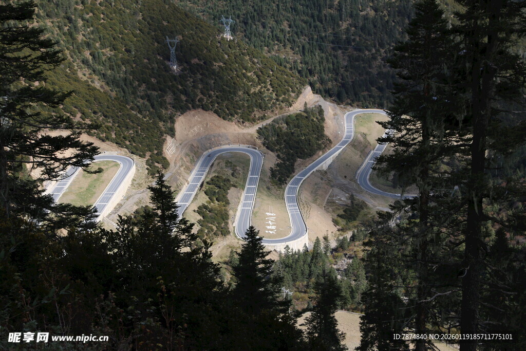 山间蜿蜒的曲折公路