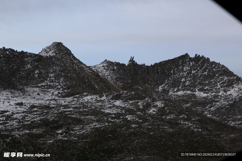 雪覆山峦美景