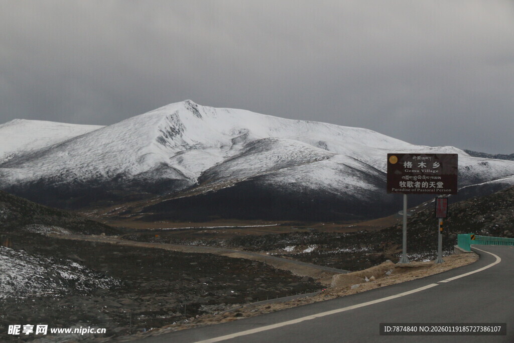 雪山旁的公路风景