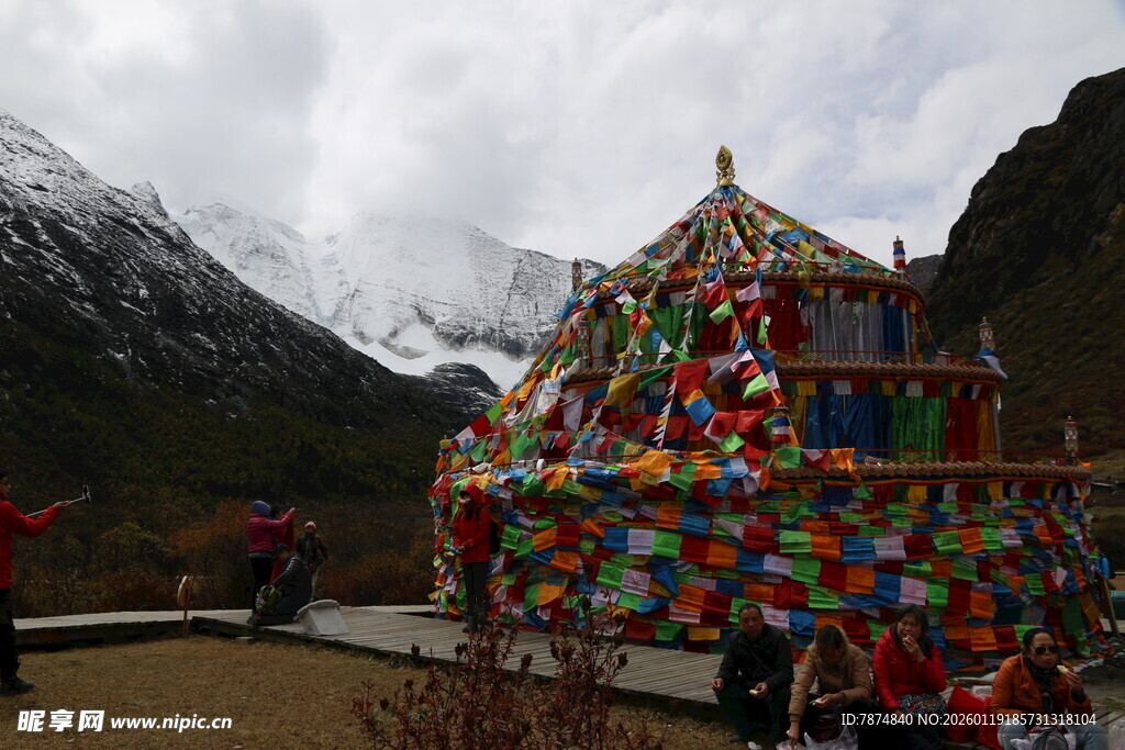 山间多彩经幡堆