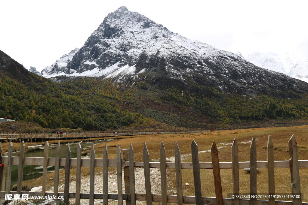 雪山下的木栅栏风景