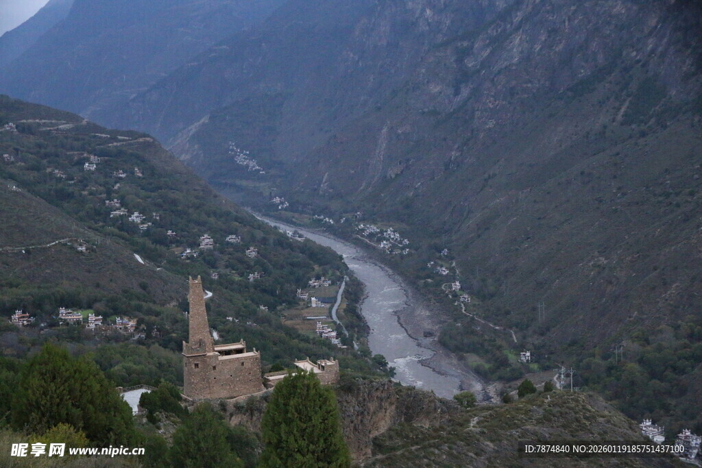 山谷中的古老建筑与河流