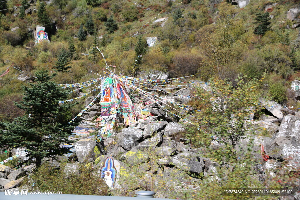山间五彩经幡装点美景